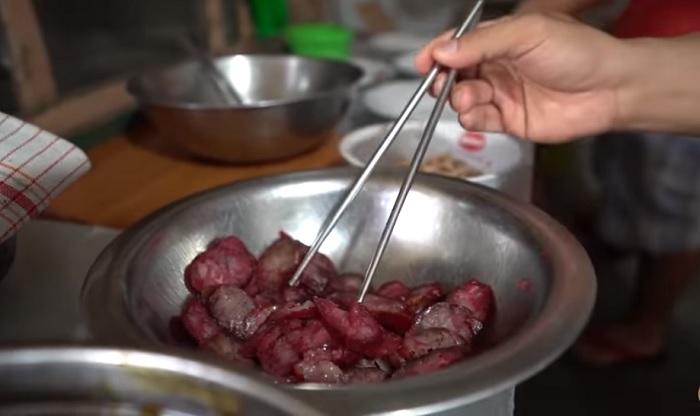 Lapchiong, salah satu bahan yang ada dalam seporsi kaifan atau nasi ayam.