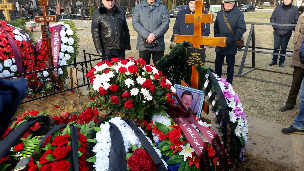 Похоронен форум. Могила Валентины Толкуновой на Троекуровском кладбище. Могила Бориса Моисеева на Троекуровском кладбище.