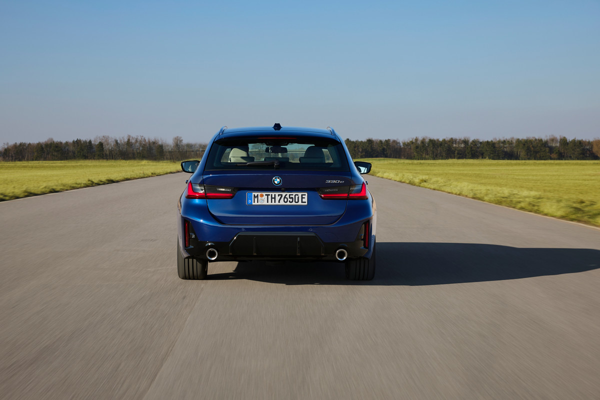 P90462524_highRes_the-new-bmw-330e-tou