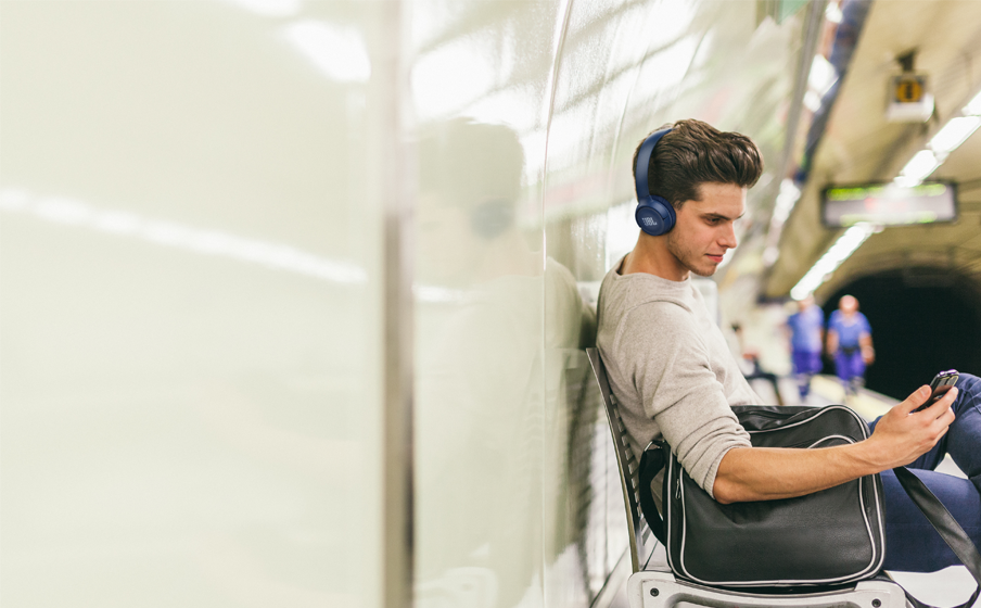 Controles y micrófono para llamadas manos libres en la copa del auricular.