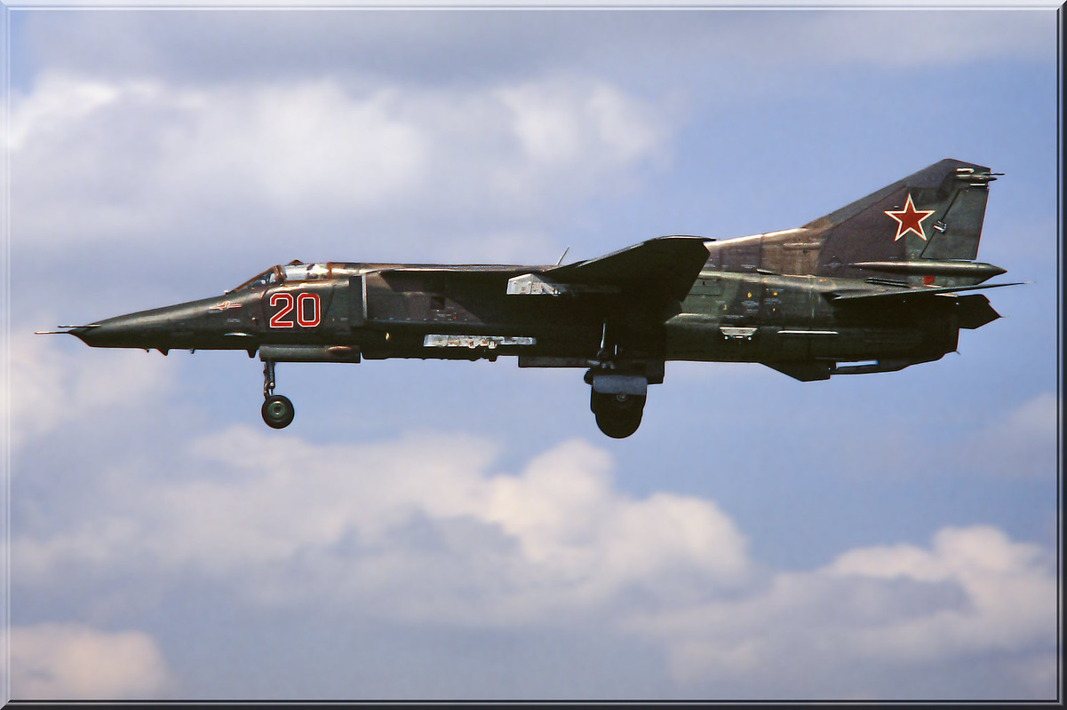 296 APIB MiG-27M 20 Red, Sommer 1990
