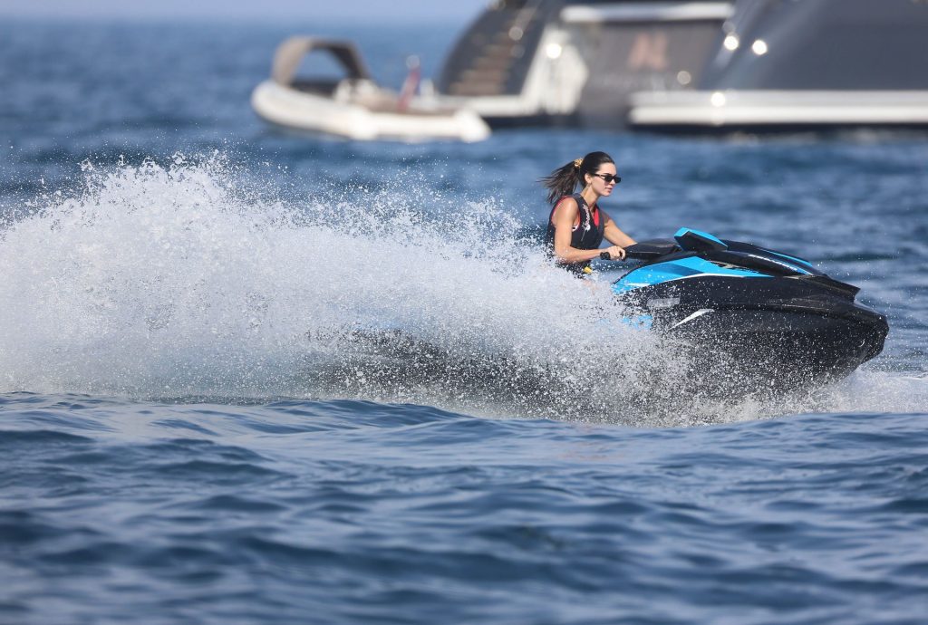 Kendall-Jenner-Sexy-Upskirt-STARS-com-7