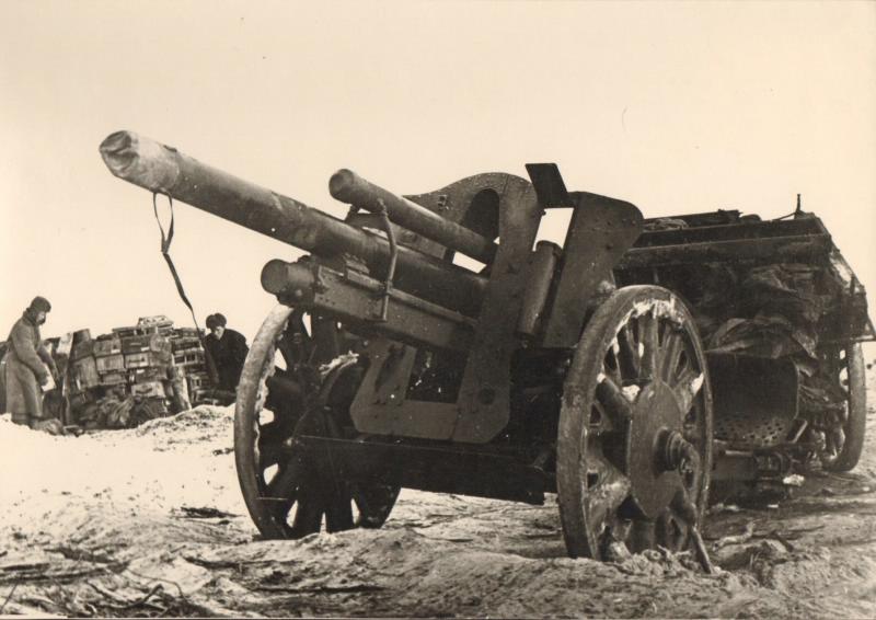 Разбитое немецкое орудие в районе Пушкина, январь 1944 г.