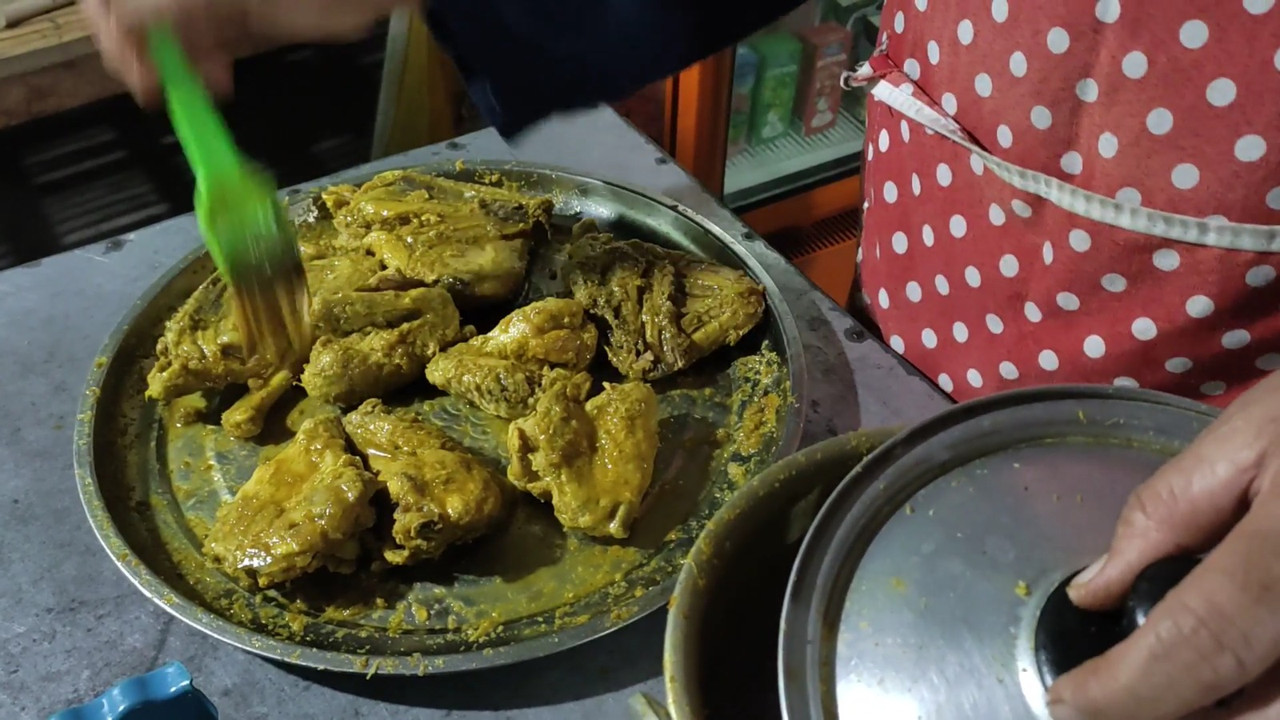 Pengolesan bumbu kuning pada Bebek Goreng Mbah Yok yang membuat cita rasanya semakin gurih dan kaya rempah.
