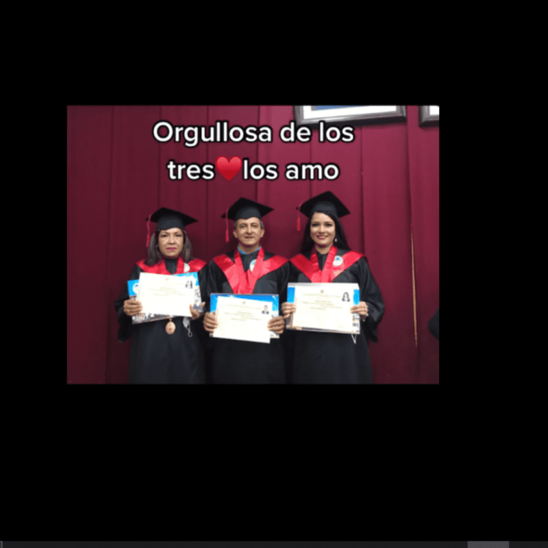 En TikTok, padres se gradúan junto a su hija