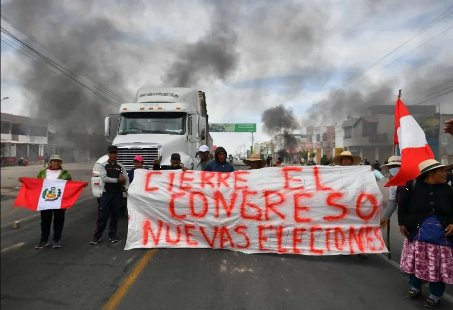 Suman tres manifestantes muertos en protestas en Perú