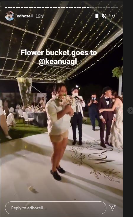 Keanu Agl dapat bunga di pernikahan Reza dan Wendy