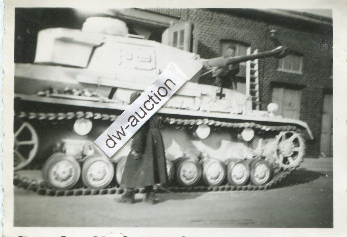 Panzer Langrohr in weißem Wintertarn Anstrich in