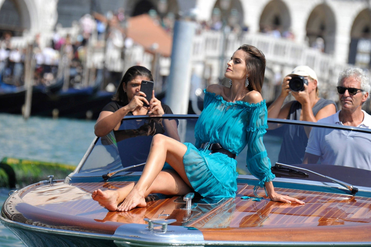 izabel-goulart-arriving-at-2017-venice-internati