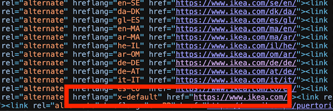 Screenshot aus dem Quellcode von ikea.com mit mehreren hreflang-Tags für verschiedene Sprach- und Länderversionen, darunter en-SE, da-DK, es-GL, de-DE, it-IT. Im markierten Bereich ist zusätzlich die Implementierung von hreflang="x-default" mit Verweis auf die globale Startseite https://www.ikea.com/
hervorgehoben.