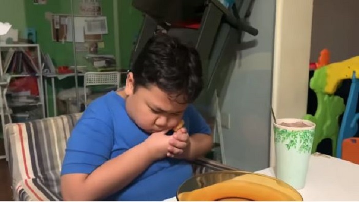 Adam menangis saat bisa mencicipi kembali menu McDonald's favoritnya.