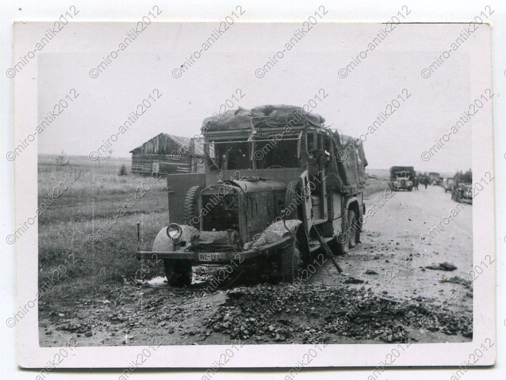 Foto, Luftwaffe, LKW mit Blindgänger zwischen de