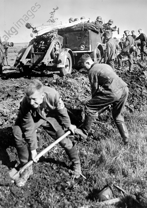 Reichsarbeitsdienst beim Straßenbau an der Ostfront 1942