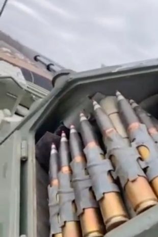 Adolescentes ucranianos roban un tanque ruso y se van de paseo (VIDEO)