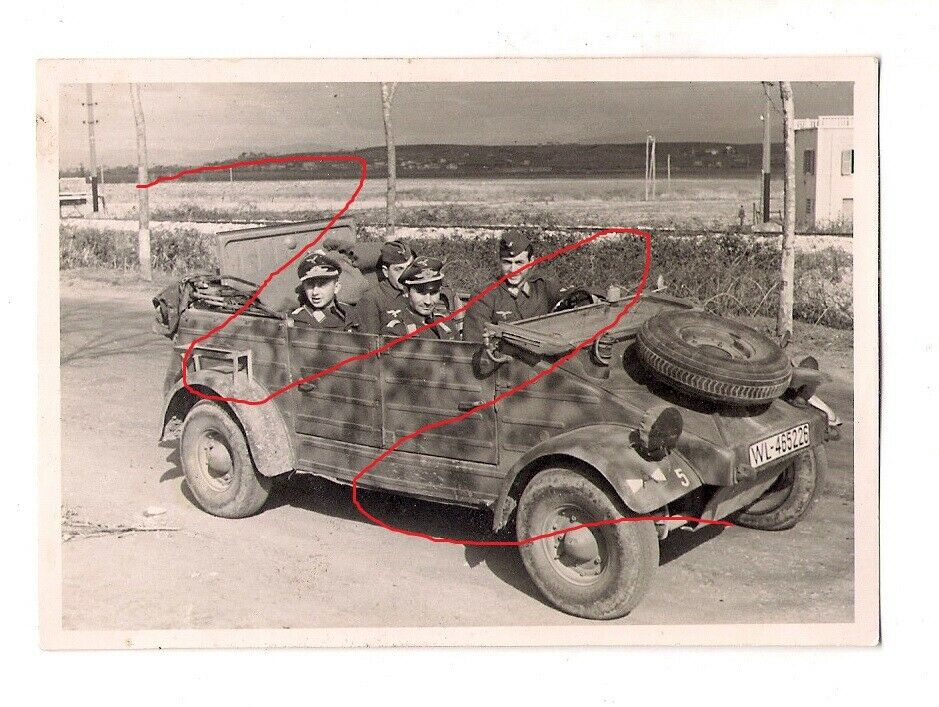 Kübelwagen mit Luftwaffen-Angehörigen