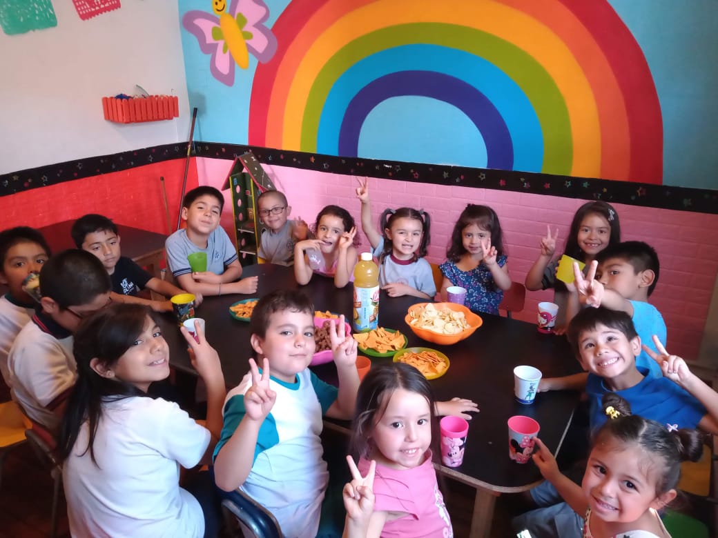 Niños felices jugando y aprendiendo