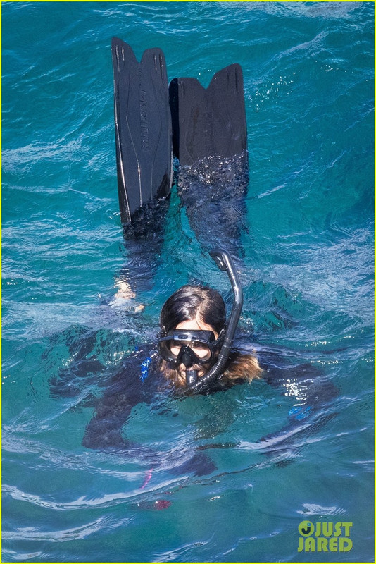jared-leto-goes-scuba-diving-on-vacation-in-italy-28.jpg