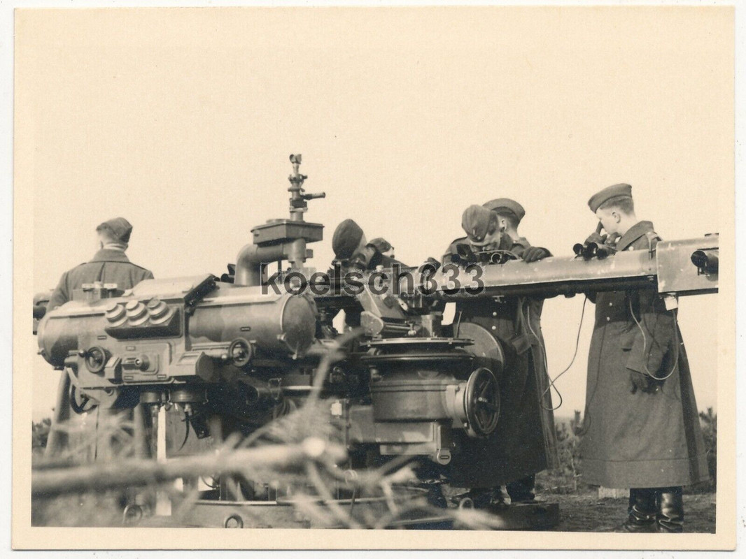 Foto Soldaten der Luftwaffe an einem Kommandogerät Flak Fernglas Optik Technik
