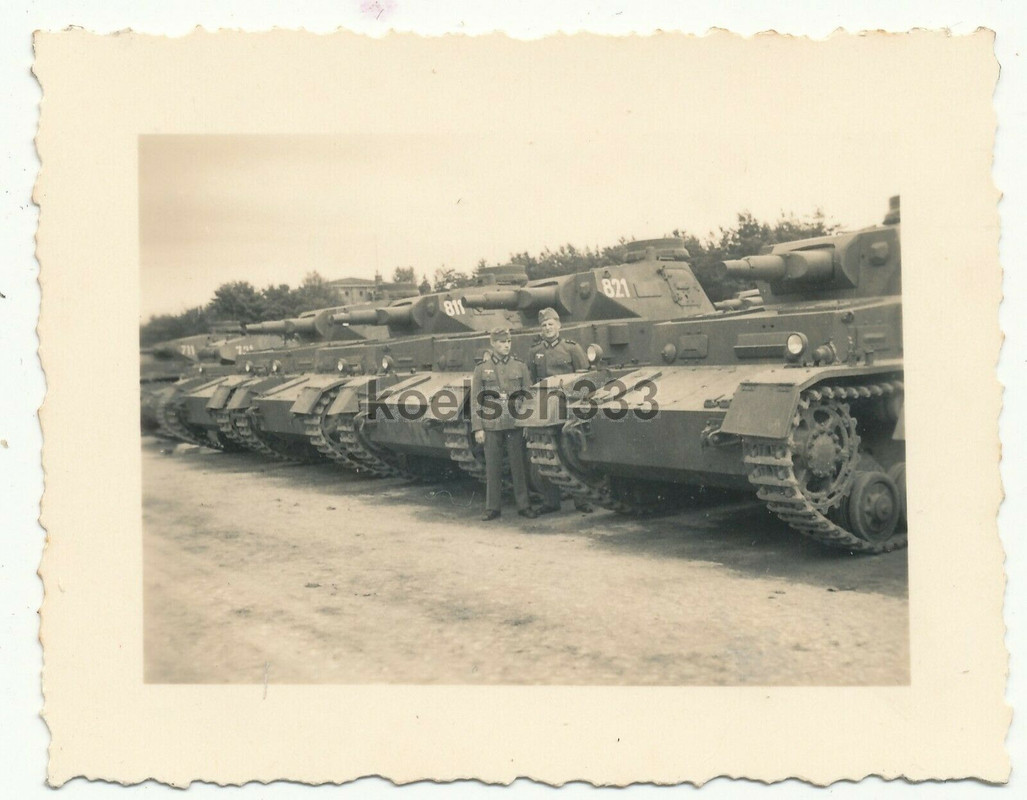 Foto Schützen Reg. 1 Soldaten an Panzer IV Kampfwagen vom Panzer