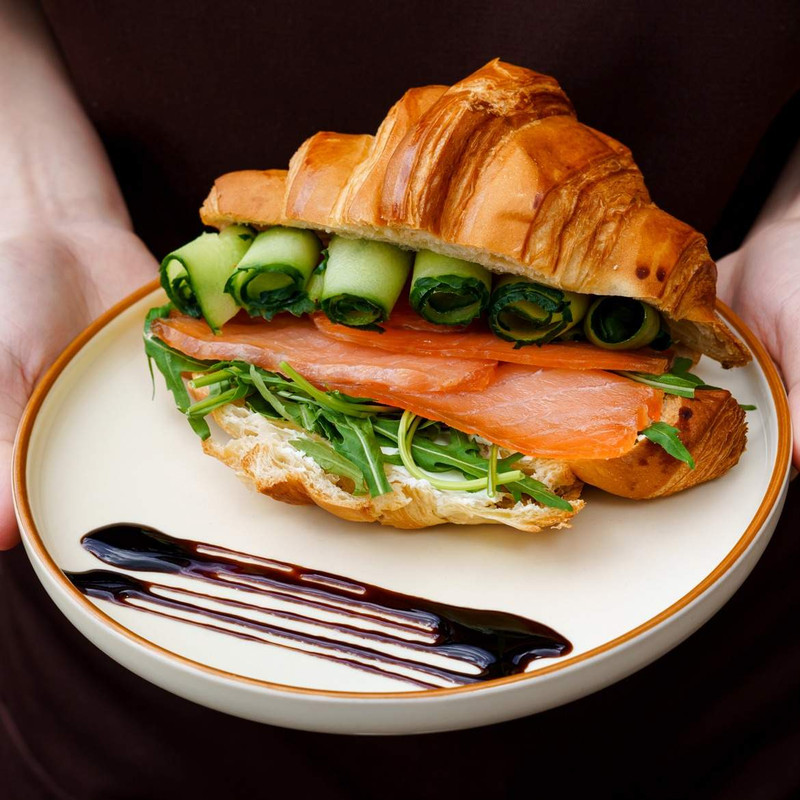 Круассан с лососем 
