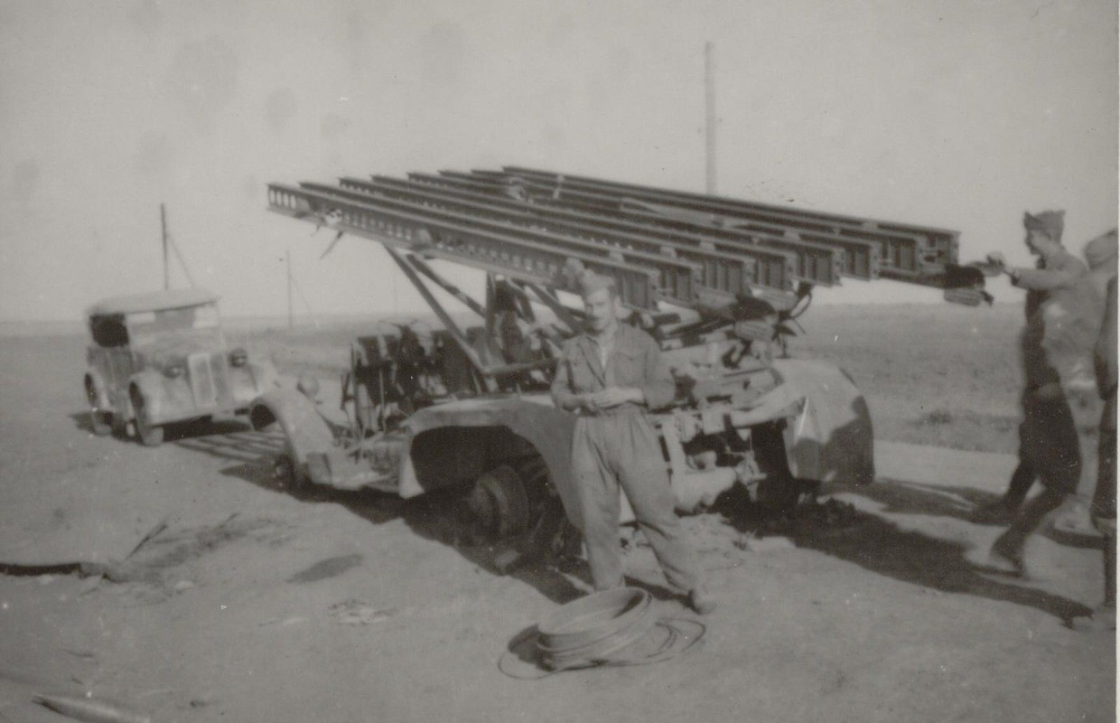 zerstörte Stalinorgel Katjuscha wird von Soldate