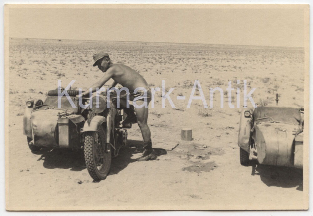 Foto Wehrmacht DAK Afrika Motorrad Kradmelder im Wüsten Kampf
