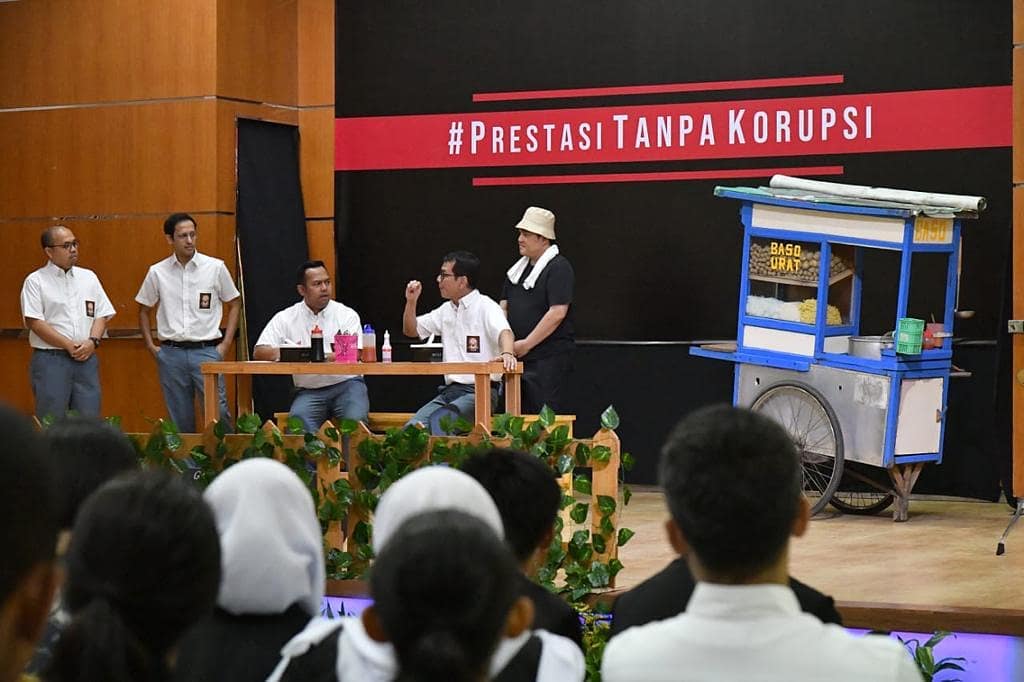 Menteri BUMN Erick Thohir, Menteri Pendidikan dan Kebudayaan Nadiem Makariem dan Menteri Pariwisata dan Ekonomi Kreatif Wishnutama berperan dalam drama bertajuk #PrestasiTanpaKorupsi yang diselenggarakan di SMKN 57 Jakarta, Senin, (9/12/2019).
