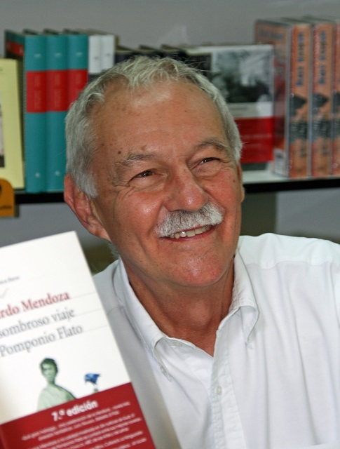 Eduardo-Mendoza-Feria-del-Libro-de-Madrid-6-de-junio-de-2008