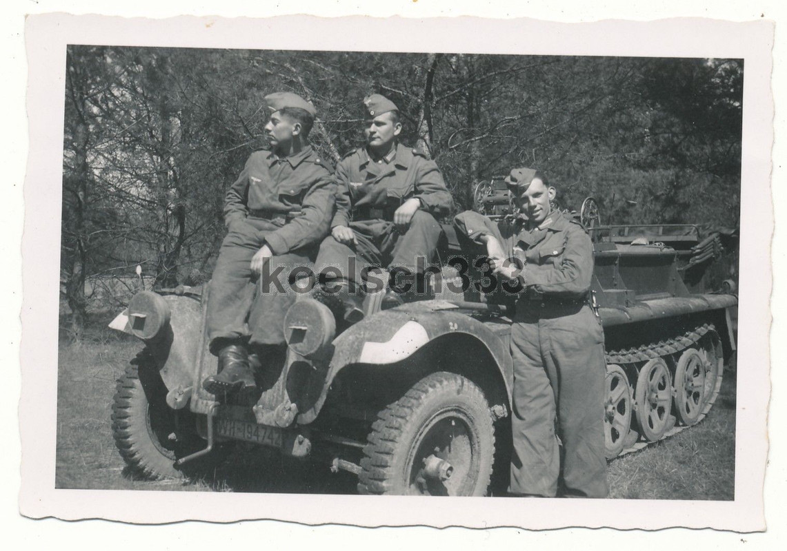 Foto Panzermänner an der Panzer Halbkette mit Feldkabeltrommeln 
