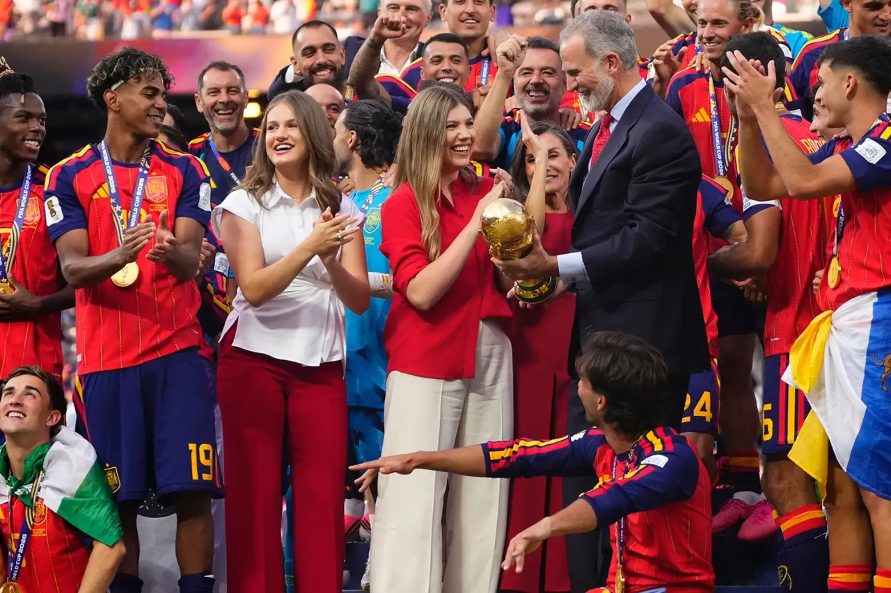 عرش الكأس الذهبية حين احتضنت إسبانيا أبطالها في قصر ثارثويلا.. الأسرة الملكية يفتحون الأبواب لأبطال العالم