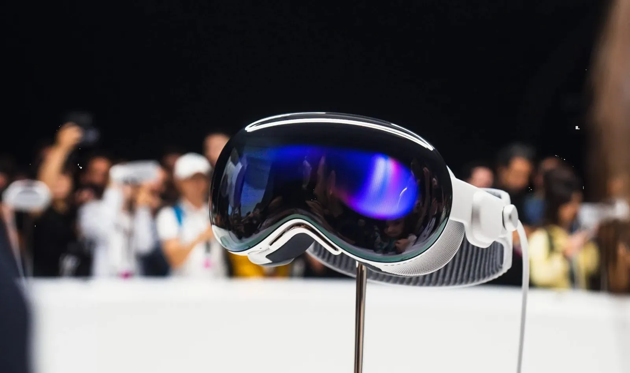 Apple ya trabajaría en unas Vision Pro más baratas: Bloomberg