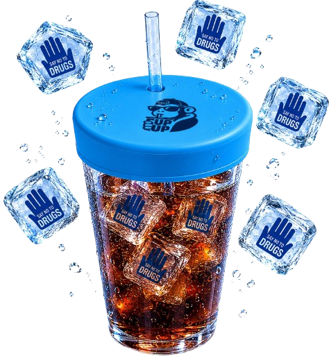 Vaso con bebida y hielos volando