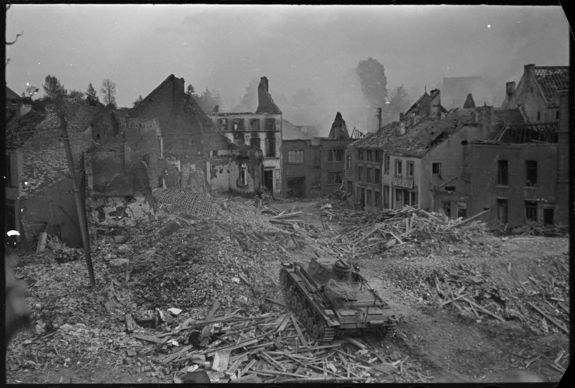 A Perwez en Brabant (Belgique), à l'issue de la bataille de France, un blindé Panzer-III de la 4e di