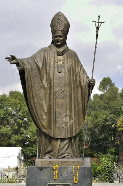 [Image: 17040745-beautiful-big-statue-of-pope-jo...basili.jpg]