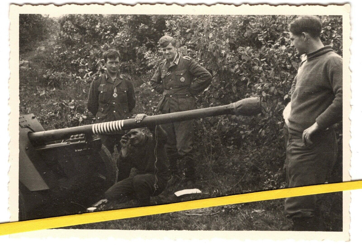 Foto Uffz Brückner mit PAK Besatzung, 11 Abschussringe, Ek 2 & 1 Verleileihung