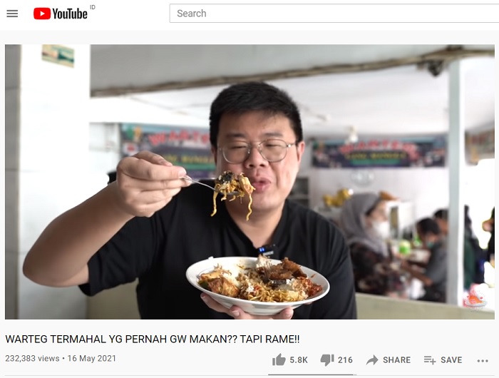 Anak Kuliner saat mencicipi seporsi nasi dengan aneka lauk di Warteg Gang Mangga, Glodok, Jakarta Pusat.