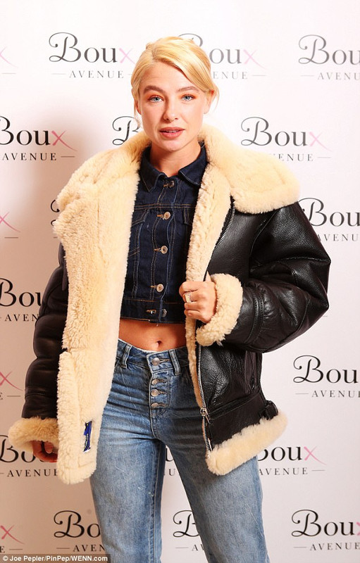 45EAAB9500000578-5040681-image-a-136_1509572489395