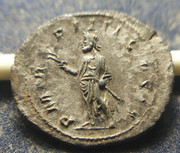 Antoniniano de Volusiano. P M TR P IIII COS II. Emperador con rama a izq. Roma IMG-20200415-182859