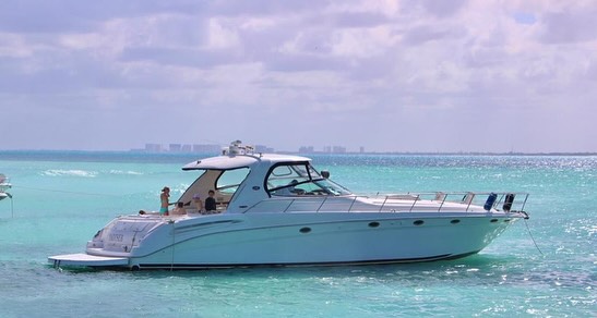 Yadtseb 60 ft yacht rental Cancun - Kitchen and dining area with air conditioning and full amenities