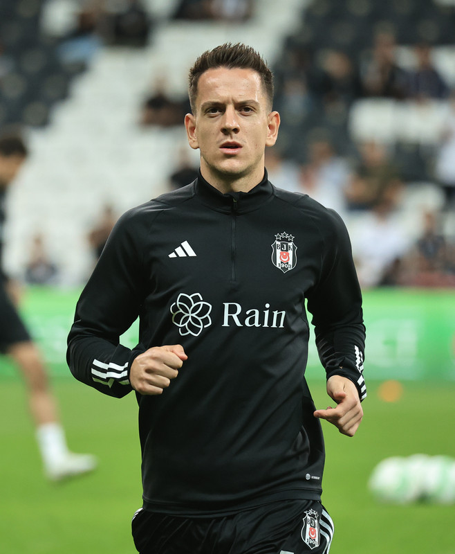 Amir_Hadžiahmetović_playing_for_Beşiktaş