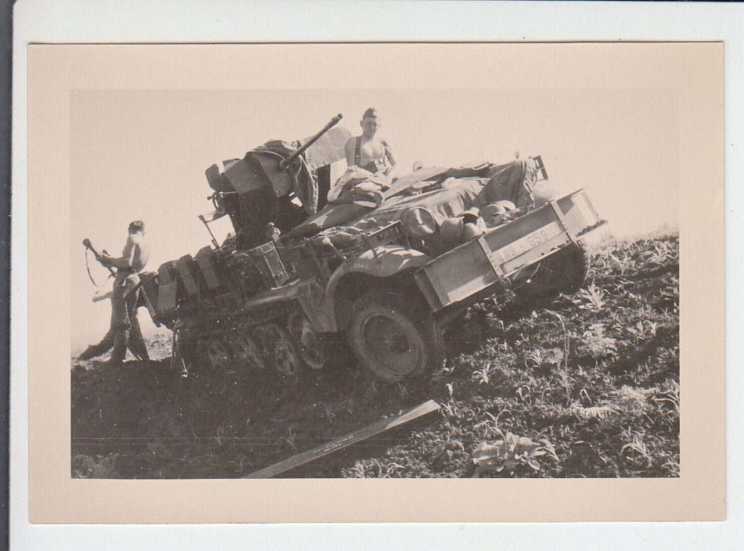 Halbkettenfahrzeug mit FLAK Geschütz in schwerem Gelände