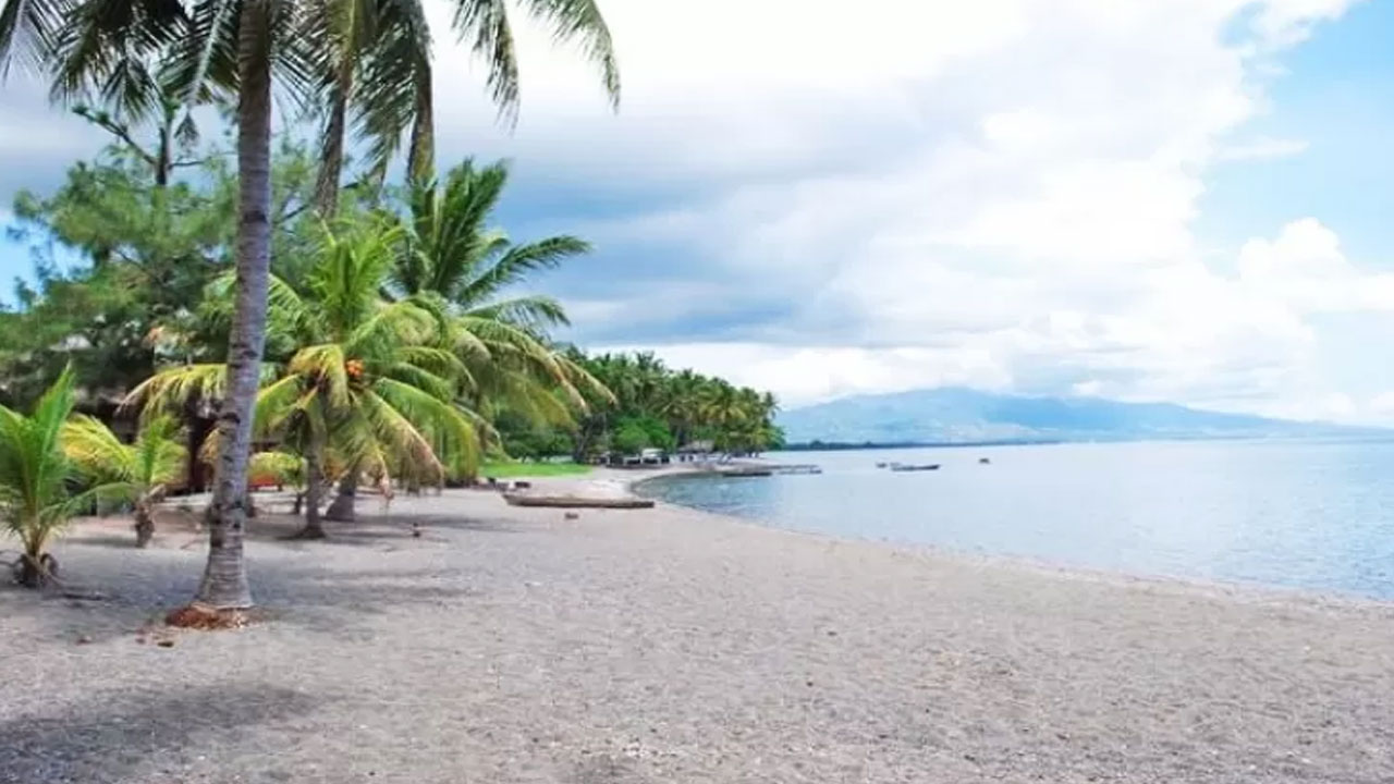 Menikmati Pesona Keindahan Pantai Waiara yang Sangat Populer