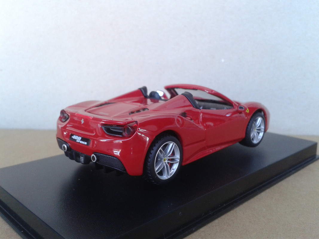 2016 Ferrari 488 Spider (Bburago Signature Series) (5)