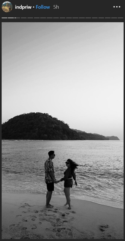 Nikita Willy dan Indra Priawan saat berpose di tepi pantai