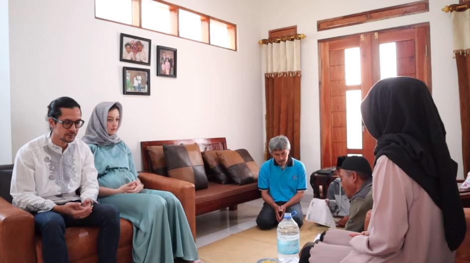 Acara syukuran 7 bulanan kehamilan Kimberly Ryder