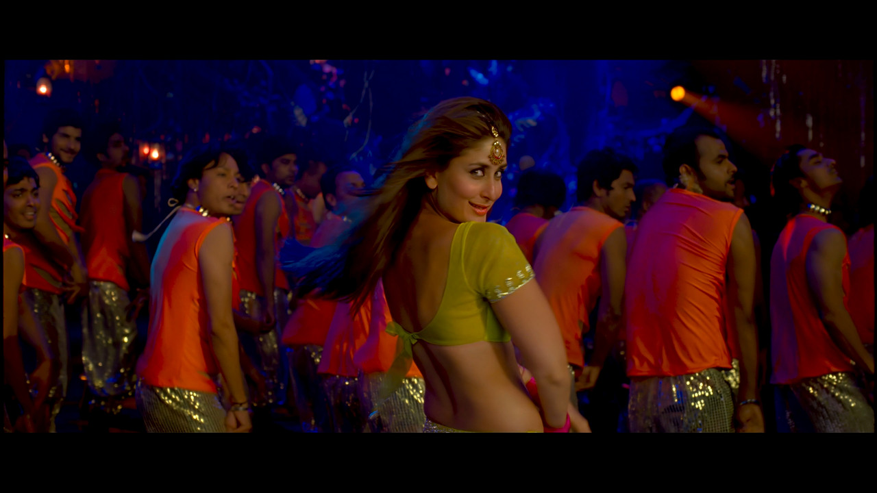 [Image: Kareena-Kapoor-Hot-Halkat-Jawani-From-He...-45-24.jpg]