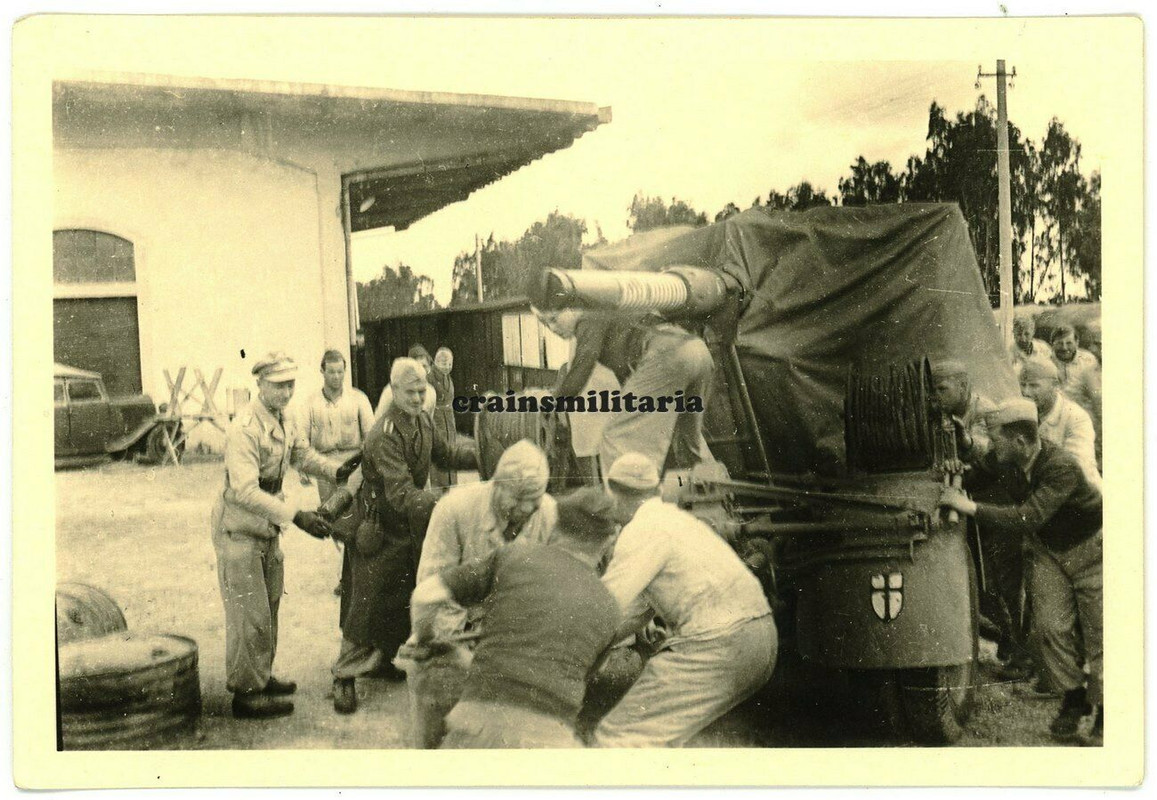 Orig. Foto schwere Flak Geschütz m. Bilanz Wappen Bahnhof SARDINIEN Italien 1943