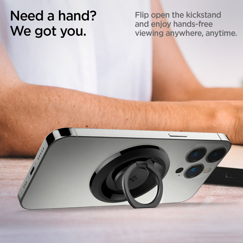 Soporte Spigen O-Mag utilizado como un agarre de anillo en un iPhone.