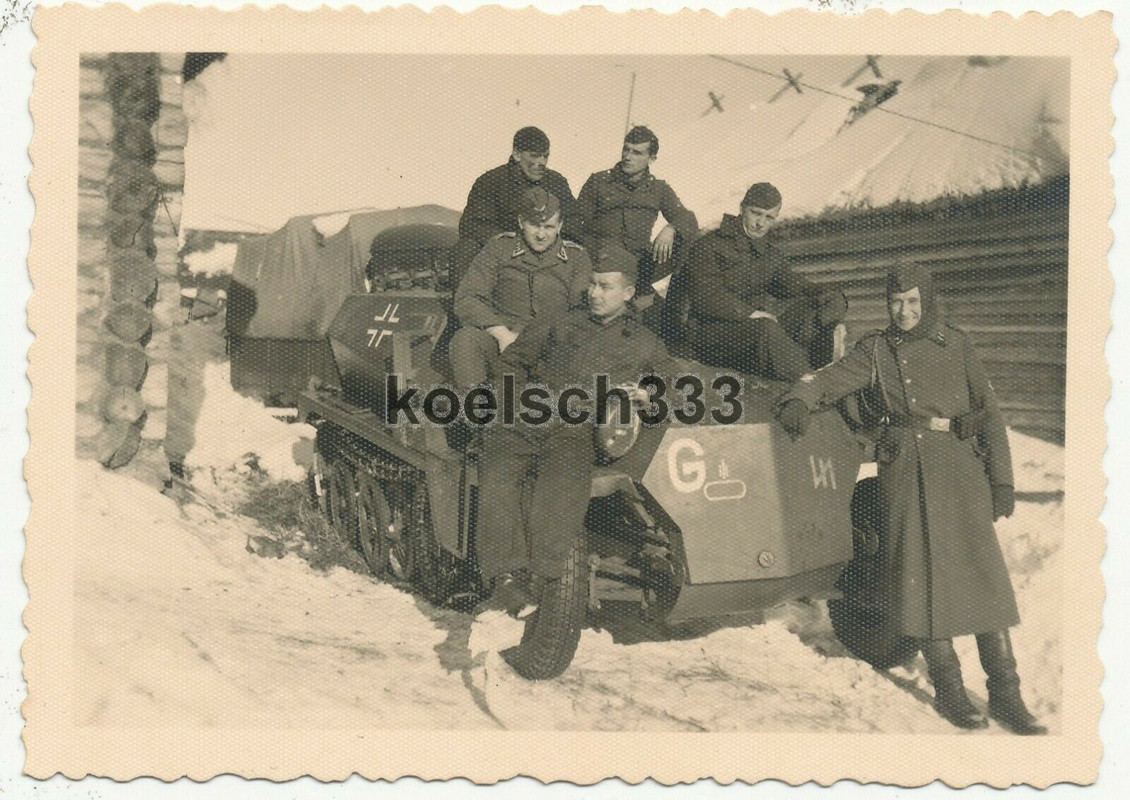 Foto Soldaten der Wehrmacht an einem Schützenpanzer mit TKZ Kennung in Russland