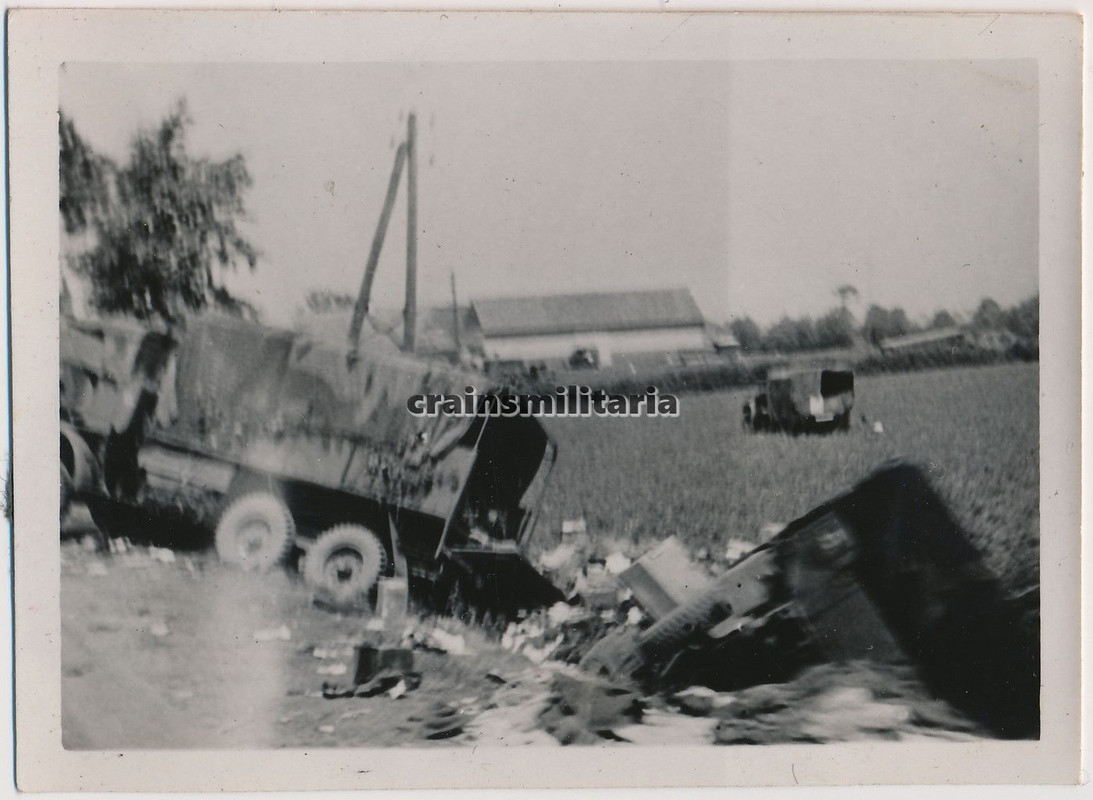 Orig. Foto englische Beute Lkw Fahrzeuge vor DÜN